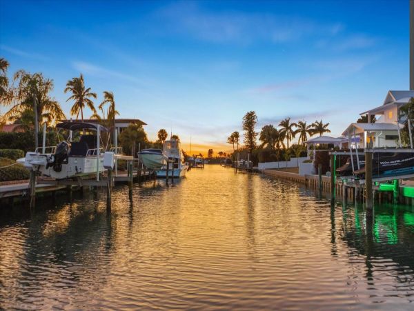Luxury Luxury Luxury Posh Anna Maria Island Retreat- Stroll to Beach Private Island Key Royale