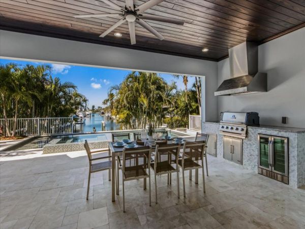 Luxury Luxury Luxury Posh Anna Maria Island Retreat- Stroll to Beach Private Island Key Royale