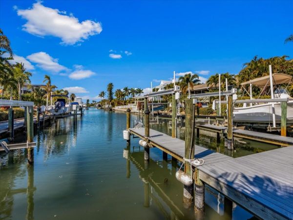 Luxury Luxury Luxury Posh Anna Maria Island Retreat- Stroll to Beach Private Island Key Royale