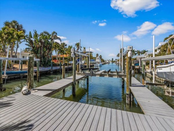 Luxury Luxury Luxury Posh Anna Maria Island Retreat- Stroll to Beach Private Island Key Royale