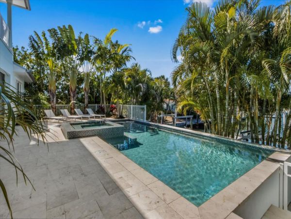 Luxury Luxury Luxury Posh Anna Maria Island Retreat- Stroll to Beach Private Island Key Royale