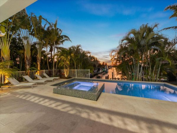 Luxury Luxury Luxury Posh Anna Maria Island Retreat- Stroll to Beach Private Island Key Royale