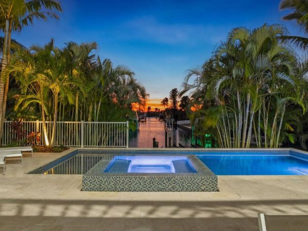 Luxury Luxury Luxury Posh Anna Maria Island Retreat- Stroll to Beach Private Island Key Royale