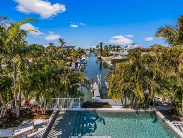 Luxury Luxury Luxury Posh Anna Maria Island Retreat- Stroll to Beach Private Island Key Royale