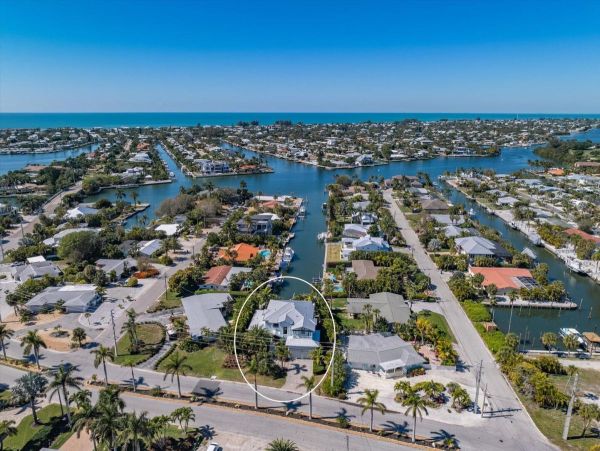 Luxury Luxury Luxury Posh Anna Maria Island Retreat- Stroll to Beach Private Island Key Royale