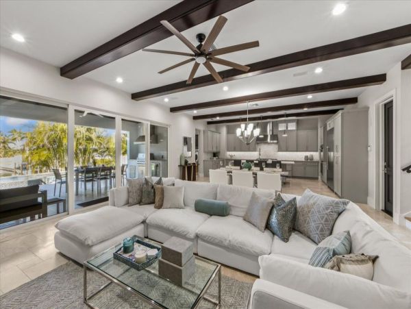 Luxury Luxury Luxury Posh Anna Maria Island Retreat- Stroll to Beach Private Island Key Royale
