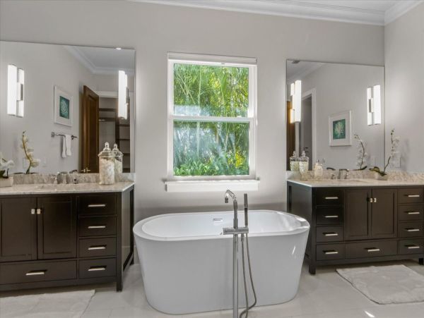 Luxury Luxury Luxury Posh Anna Maria Island Retreat- Stroll to Beach Private Island Key Royale