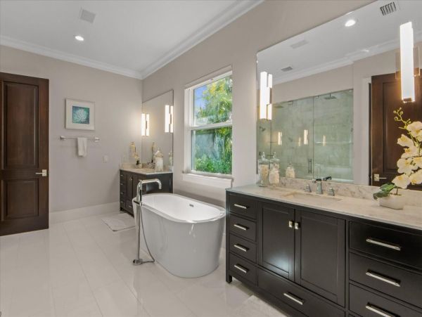 Luxury Luxury Luxury Posh Anna Maria Island Retreat- Stroll to Beach Private Island Key Royale