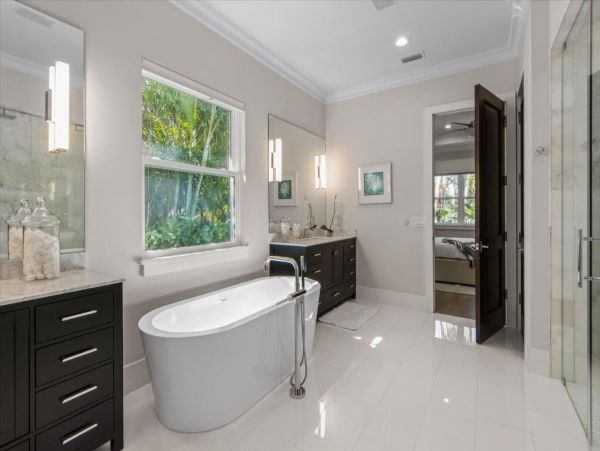 Luxury Luxury Luxury Posh Anna Maria Island Retreat- Stroll to Beach Private Island Key Royale