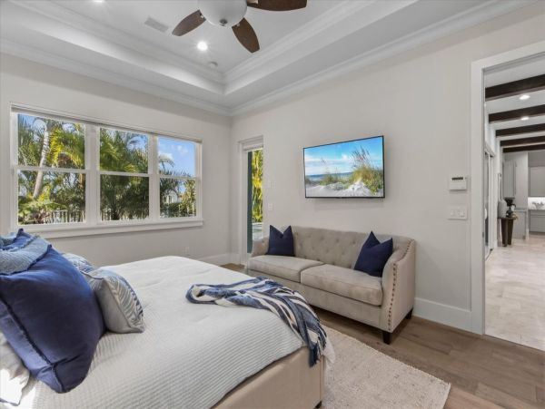 Luxury Luxury Luxury Posh Anna Maria Island Retreat- Stroll to Beach Private Island Key Royale