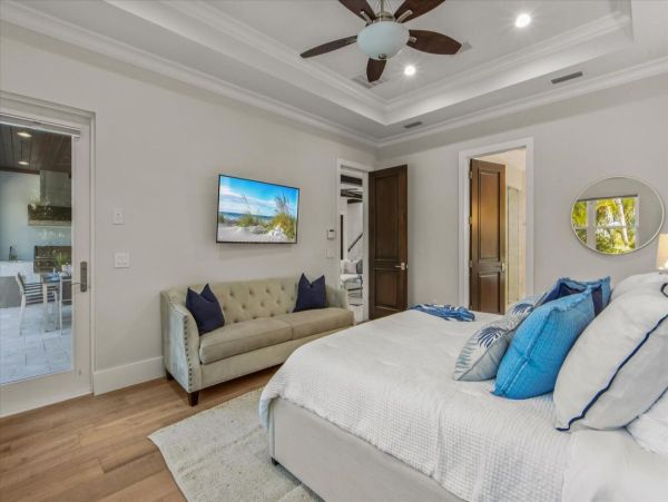 Luxury Luxury Luxury Posh Anna Maria Island Retreat- Stroll to Beach Private Island Key Royale