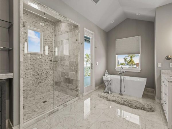 Luxury Luxury Luxury Posh Anna Maria Island Retreat- Stroll to Beach Private Island Key Royale