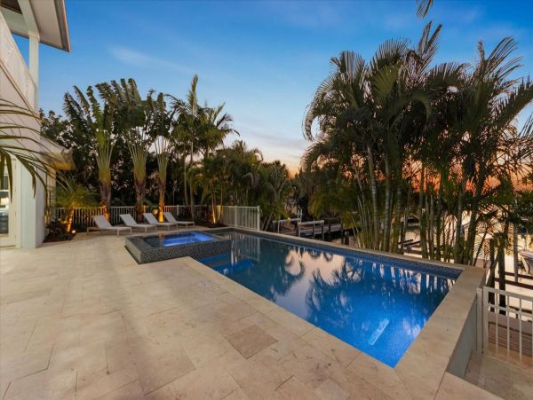 Luxury Luxury Luxury Posh Anna Maria Island Retreat- Stroll to Beach Private Island Key Royale