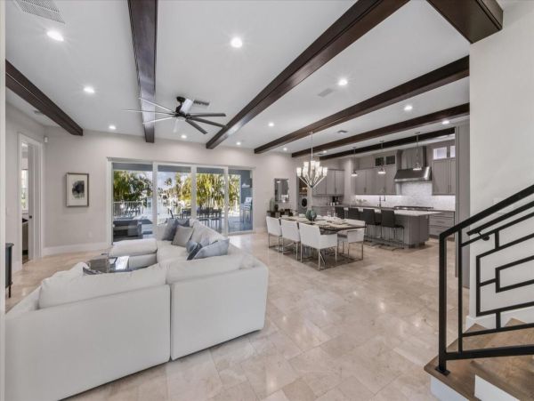 Luxury Luxury Luxury Posh Anna Maria Island Retreat- Stroll to Beach Private Island Key Royale