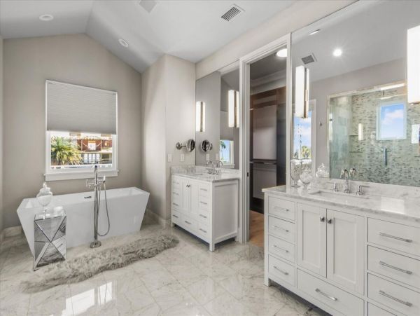 Luxury Luxury Luxury Posh Anna Maria Island Retreat- Stroll to Beach Private Island Key Royale