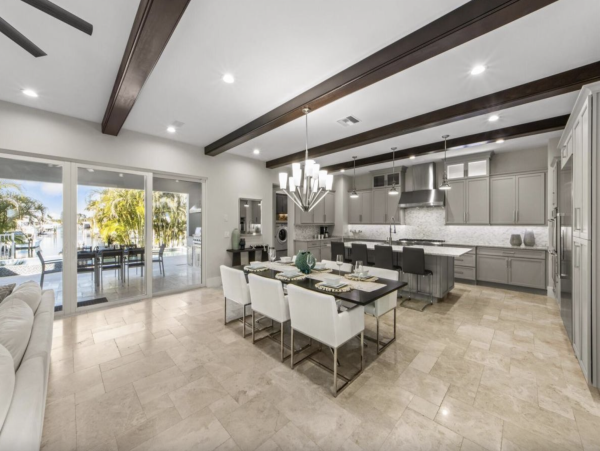 Luxury Luxury Luxury Posh Anna Maria Island Retreat- Stroll to Beach Private Island Key Royale