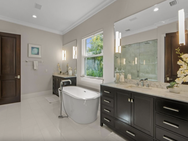 Luxury Luxury Luxury Posh Anna Maria Island Retreat- Stroll to Beach Private Island Key Royale