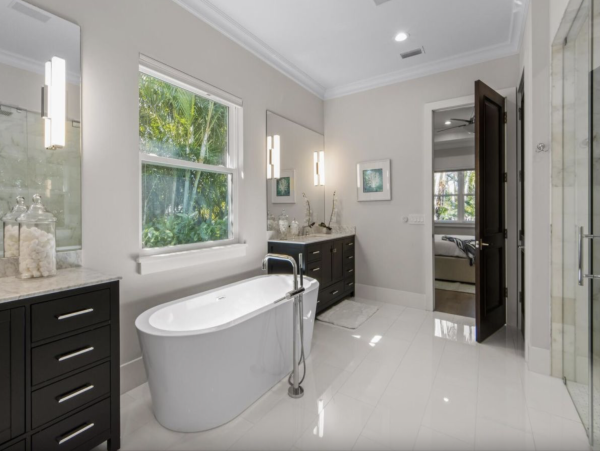 Luxury Luxury Luxury Posh Anna Maria Island Retreat- Stroll to Beach Private Island Key Royale