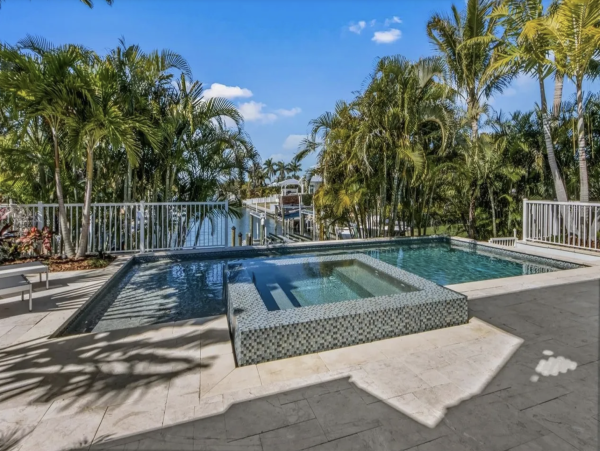 Luxury Luxury Luxury Posh Anna Maria Island Retreat- Stroll to Beach Private Island Key Royale