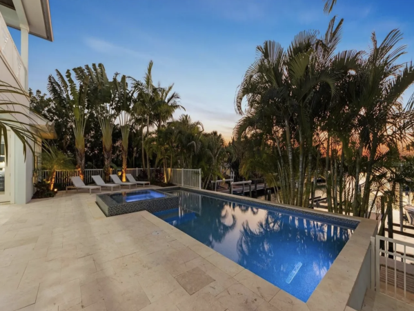 Luxury Luxury Luxury Posh Anna Maria Island Retreat- Stroll to Beach Private Island Key Royale