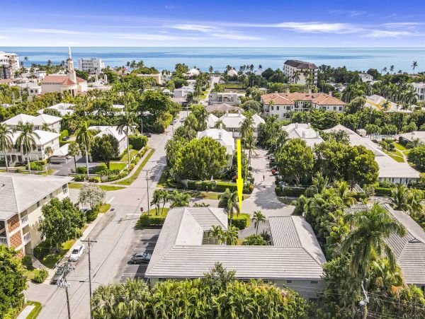 Nothing Short of Stunning Stroll To The Beach & Atlantic Avenue