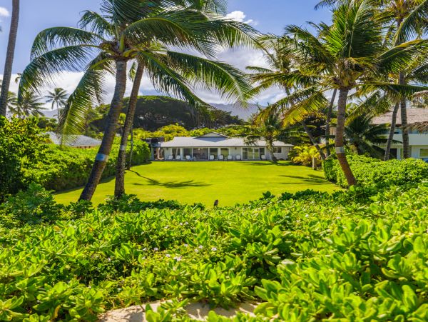 Kailua Beachfront Vacation Rental - Luxury Hawaii Home with Cottage