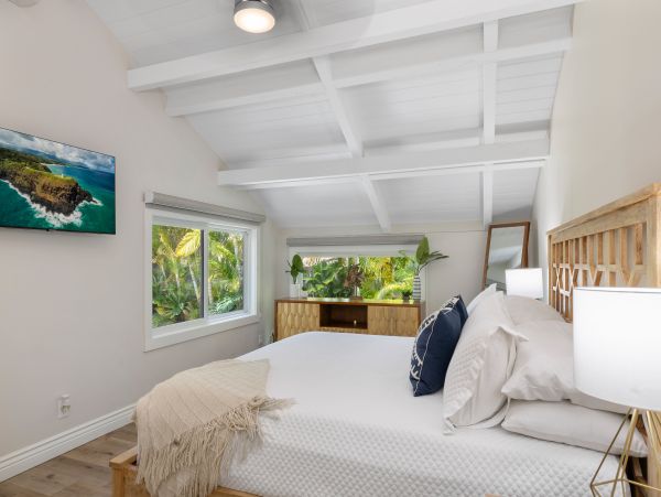 Kailua Beachfront Vacation Rental - Luxury Hawaii Home with Cottage