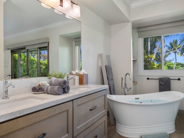 Kailua Beachfront Vacation Rental - Luxury Hawaii Home with Cottage