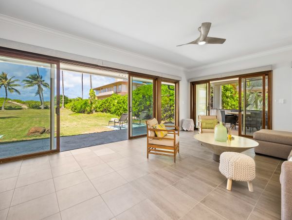 Kailua Beachfront Vacation Rental - Luxury Hawaii Home with Cottage