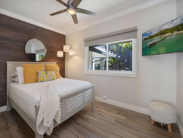 Kailua Beachfront Vacation Rental - Luxury Hawaii Home with Cottage