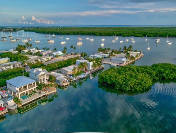 Luxurious Waterfront Retreat in Marathon, FL - 3-Bedroom Home with Private Pool