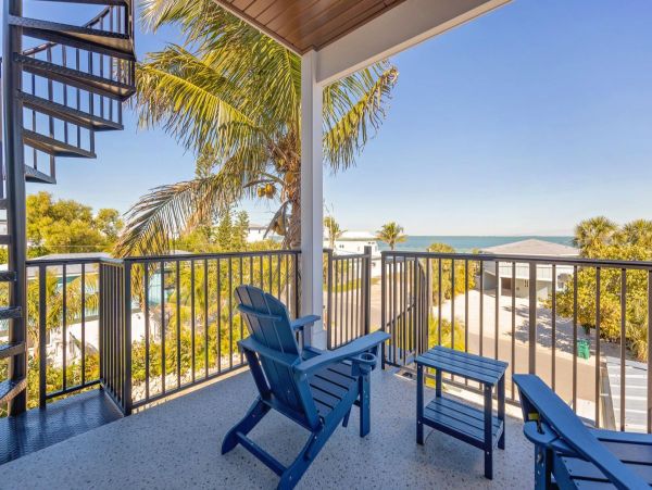 Experience Luxury in Anna Maria Island - 4 Bedroom Coastal Retreat