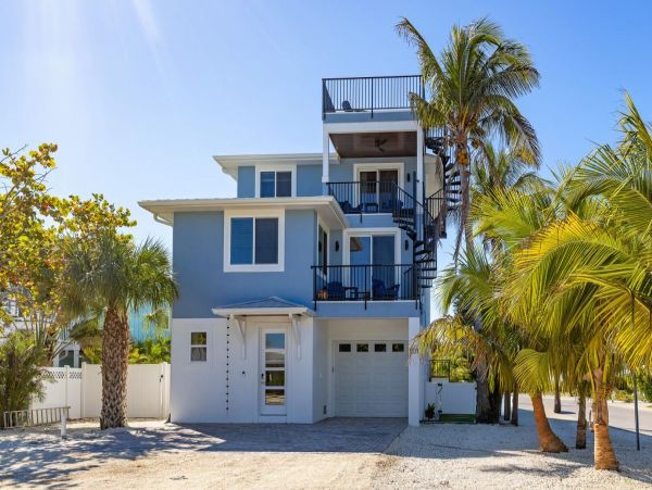 Experience Luxury in Anna Maria Island - 4 Bedroom Coastal Retreat