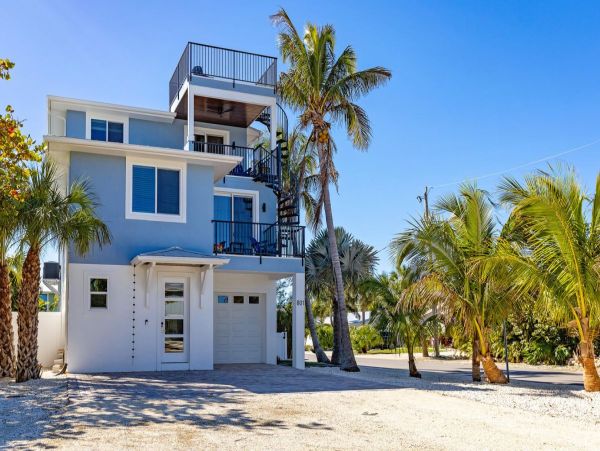 Experience Luxury in Anna Maria Island - 4 Bedroom Coastal Retreat