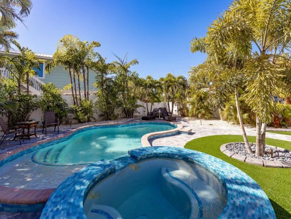 Experience Luxury in Anna Maria Island - 4 Bedroom Coastal Retreat