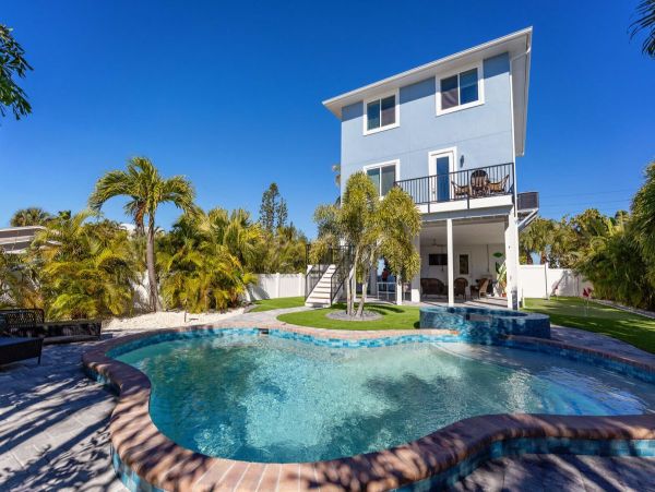 Experience Luxury in Anna Maria Island - 4 Bedroom Coastal Retreat