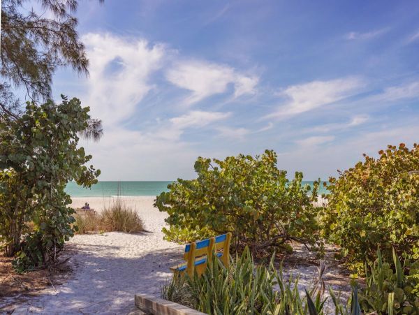 Experience Luxury in Anna Maria Island - 4 Bedroom Coastal Retreat