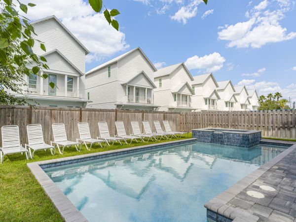 Luxurious Coastal Retreat in Miramar - Family Friendly Vacation Home