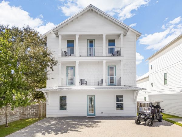 Luxurious Coastal Retreat in Miramar - Family Friendly Vacation Home