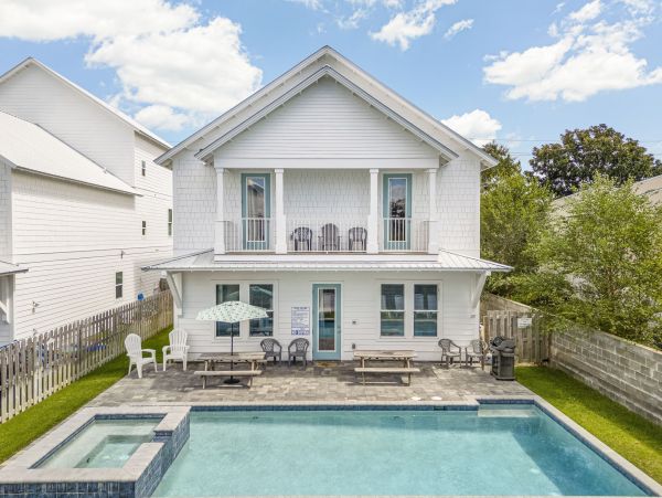 Luxurious Coastal Retreat in Miramar - Family Friendly Vacation Home