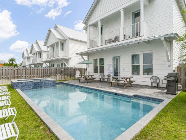 Luxurious Coastal Retreat in Miramar - Family Friendly Vacation Home