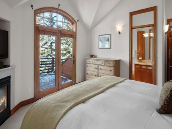 Luxurious 6_Bedroom Snowmass Retreat with Ski-in/Ski-out Access