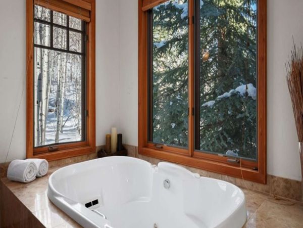Luxurious 6_Bedroom Snowmass Retreat with Ski-in/Ski-out Access