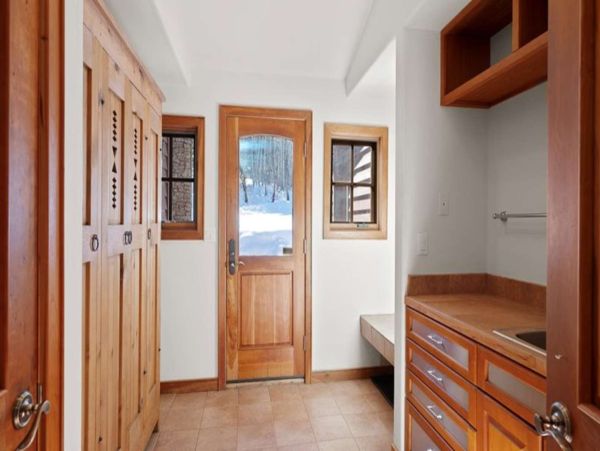 Luxurious 6_Bedroom Snowmass Retreat with Ski-in/Ski-out Access