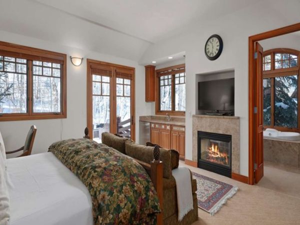 Luxurious 6_Bedroom Snowmass Retreat with Ski-in/Ski-out Access