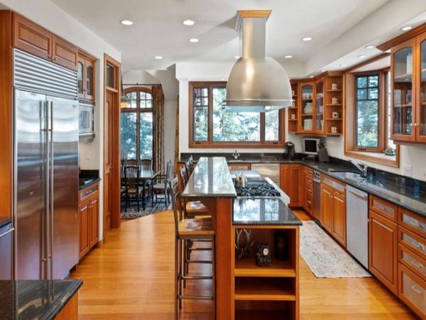 Luxurious 6_Bedroom Snowmass Retreat with Ski-in/Ski-out Access