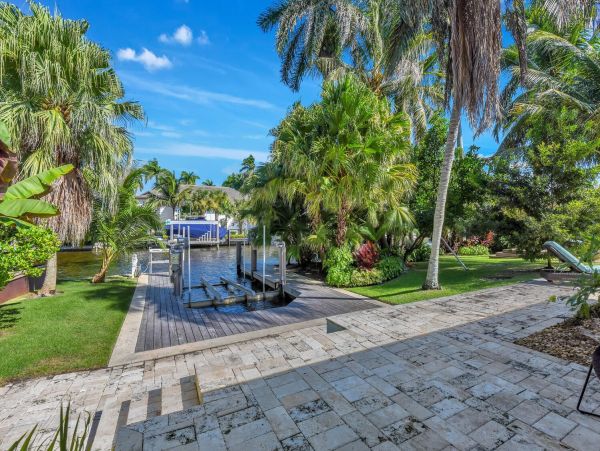 Luxury Coastal Retreat in Naples - Your Perfect Getaway