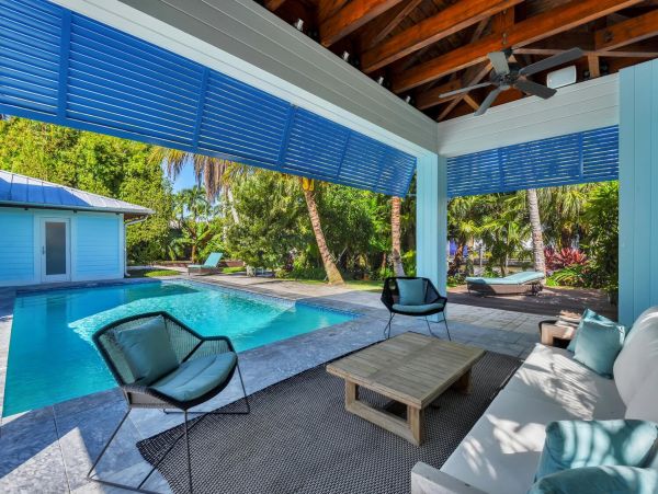 Luxury Coastal Retreat in Naples - Your Perfect Getaway