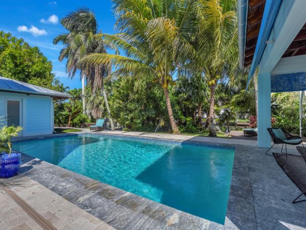 Luxury Coastal Retreat in Naples - Your Perfect Getaway