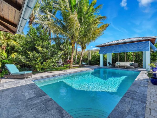 Luxury Coastal Retreat in Naples - Your Perfect Getaway